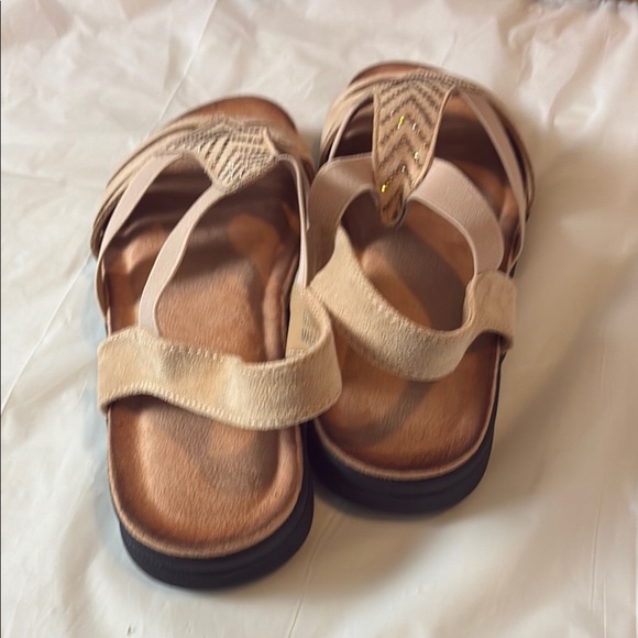 Elegant Beige Sandals - Picture 4 of 7